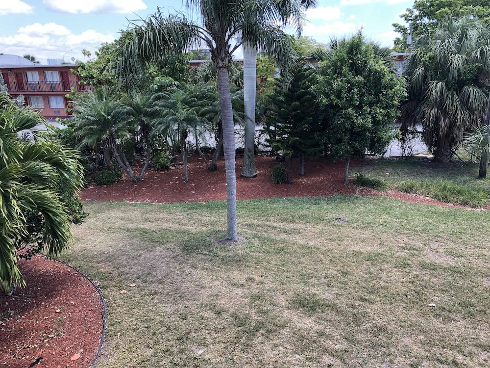 Travelodge By Wyndham Fort Myers North Норт-Форт-Майерс Экстерьер фото