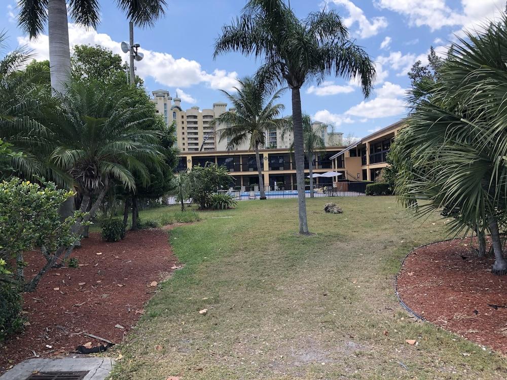 Travelodge By Wyndham Fort Myers North Норт-Форт-Майерс Экстерьер фото