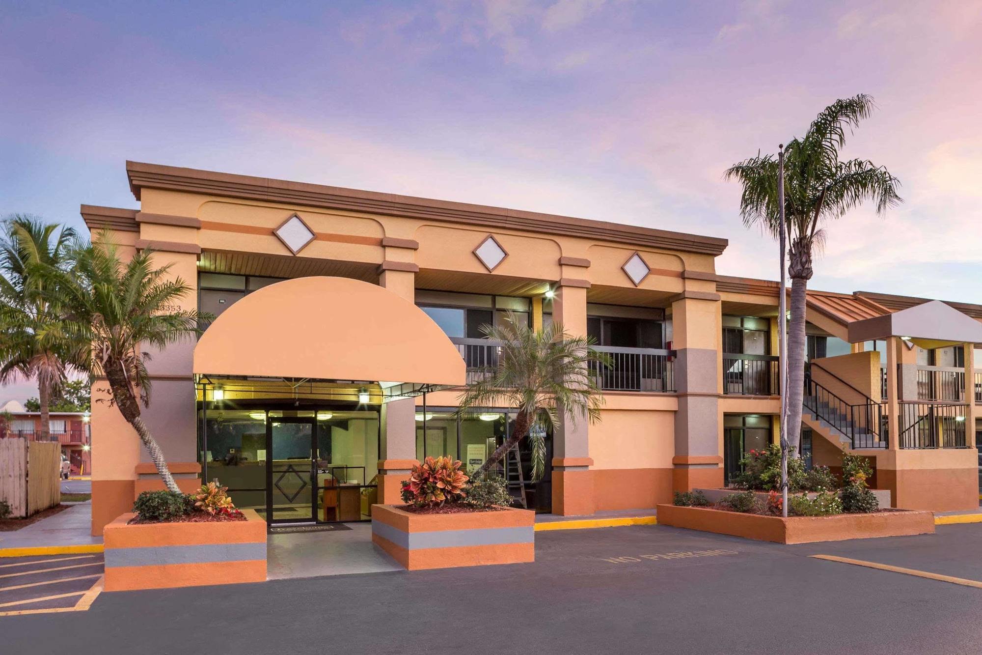 Travelodge By Wyndham Fort Myers North Норт-Форт-Майерс Экстерьер фото