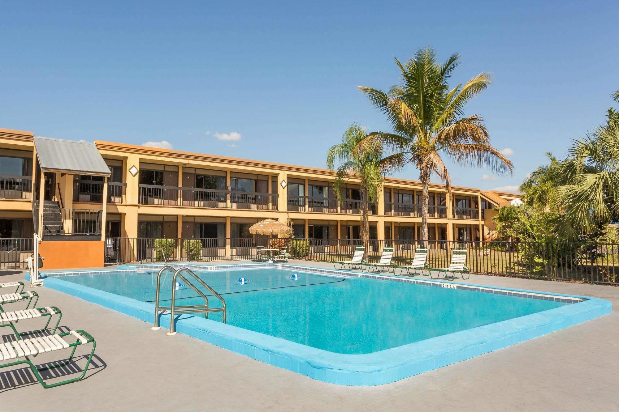 Travelodge By Wyndham Fort Myers North Норт-Форт-Майерс Экстерьер фото